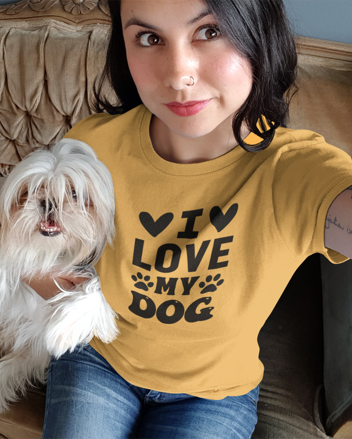 mockup-of-a-pretty-woman-wearing-a-round-neck-tee-while-taking-a-selfie-with-her-dog